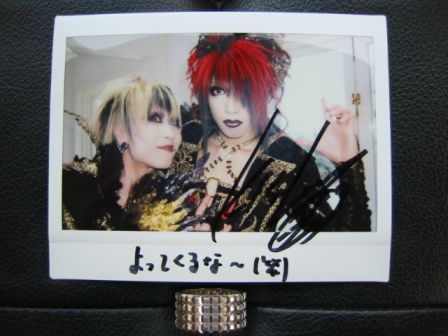 凛 -the end of corruption world-: Polaroïd of RIKU & KISAKI autographed by KISAKI