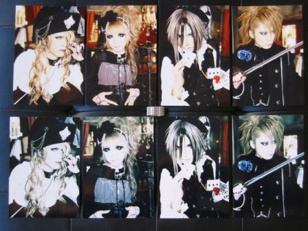 Versailles Philarmonic Quintet : Comparison between photoset sold for the Signing at Baby The Stars Shine Bright Paris Shop and one sold at a Japanese concert during 2010 World Tour -APOSTLES-